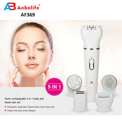 Une brosse de soins de la peau à nettoyage en profondeur avec plusieurs accessoires